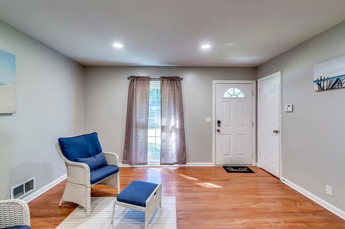 3 bed, 1.5 bath, 1350 sqft, $1,750 — Photo 4