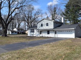 1 Springwood Ln, Pittsford, NY 14534