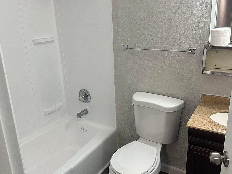 2624 Eastview Dr #5 — Photo 6