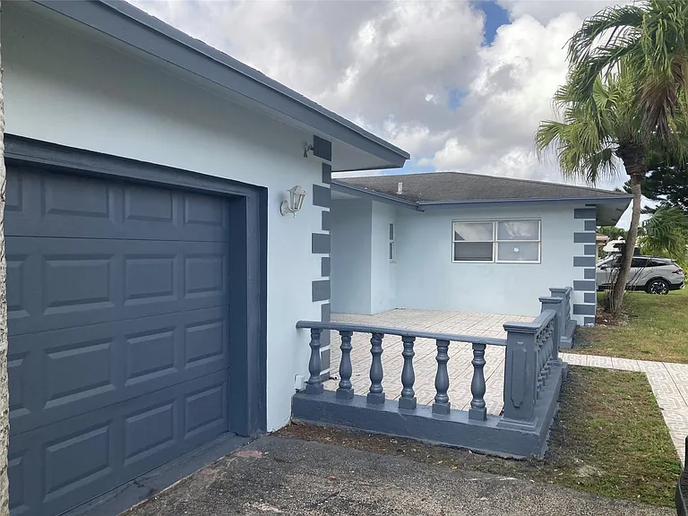 6230 SW 4th Pl — Photo 3