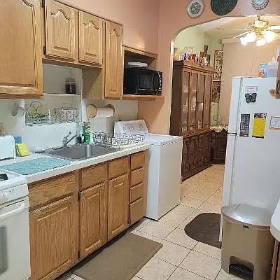 4th image of 915 E 55th St