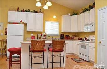 Kitchen with breakfast bar