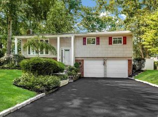12 Ramondo Ln, Smithtown, NY 11787