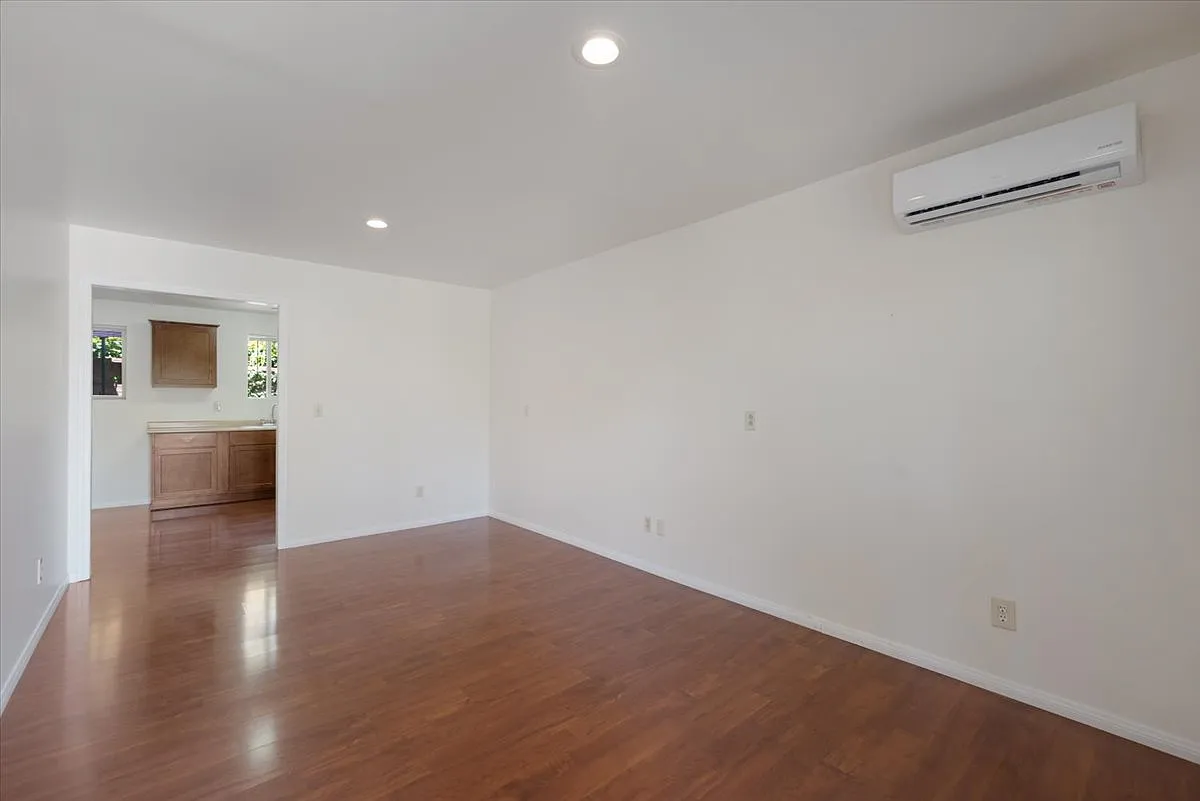 1 bed, 600 sqft, $1,990 — Photo 4