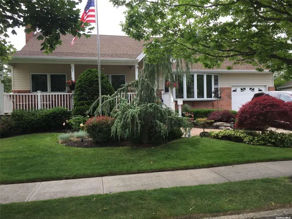 19 Piper Place, Old Bethpage, NY 11804