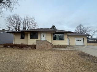 505 S 3rd St, Parkston, SD 57366