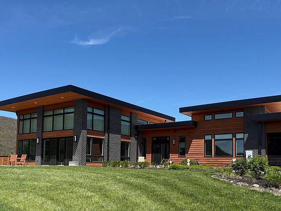 3rd image of 472 Falls Rd
