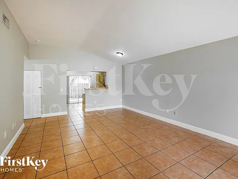 10352 SW 208th Ln — Photo 2