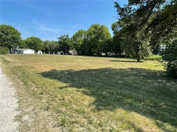 203 N Lincoln St, Fontana, KS 66026