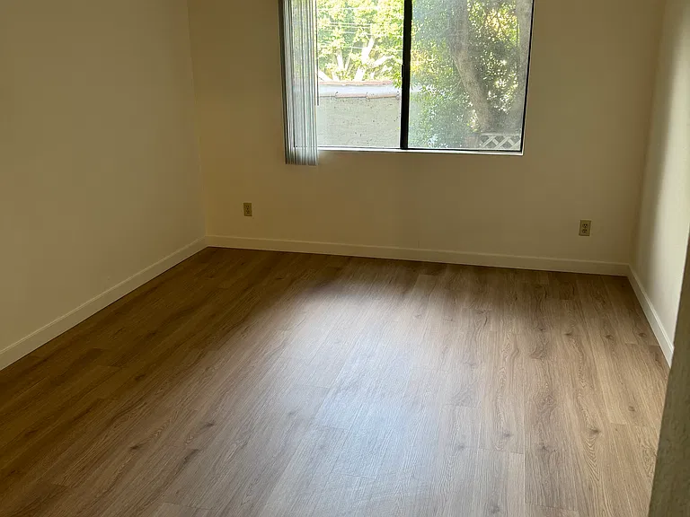 10910 Morrison St — Photo 12