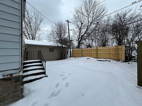 3rd image of 560 Linden Ave #3
