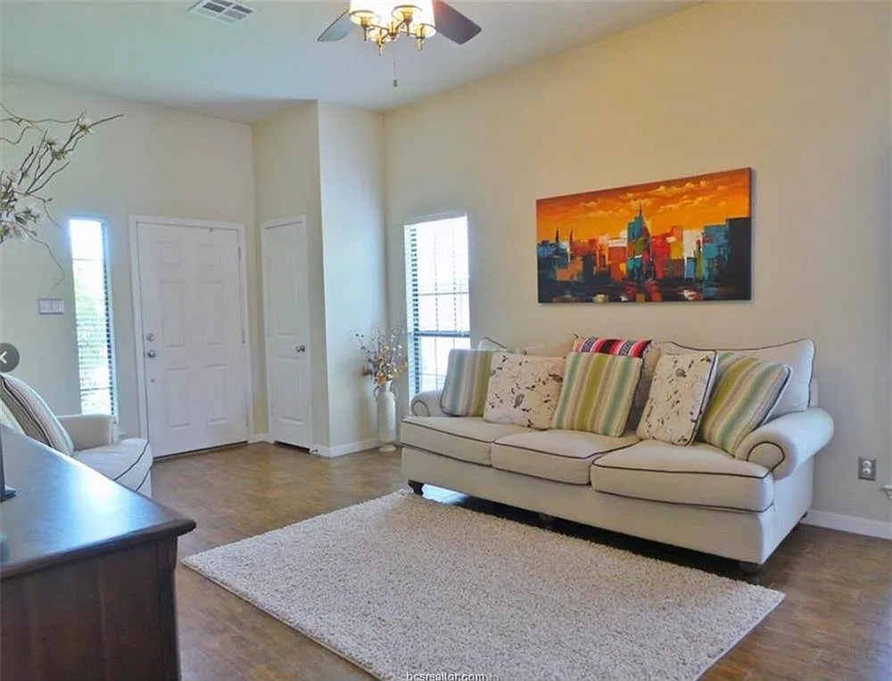 3 bed, 1192 sqft, $2,000 — Photo 3