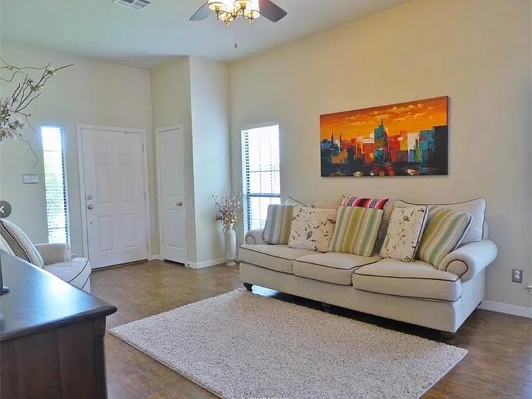 2711 Silver Oak Dr — Photo 3