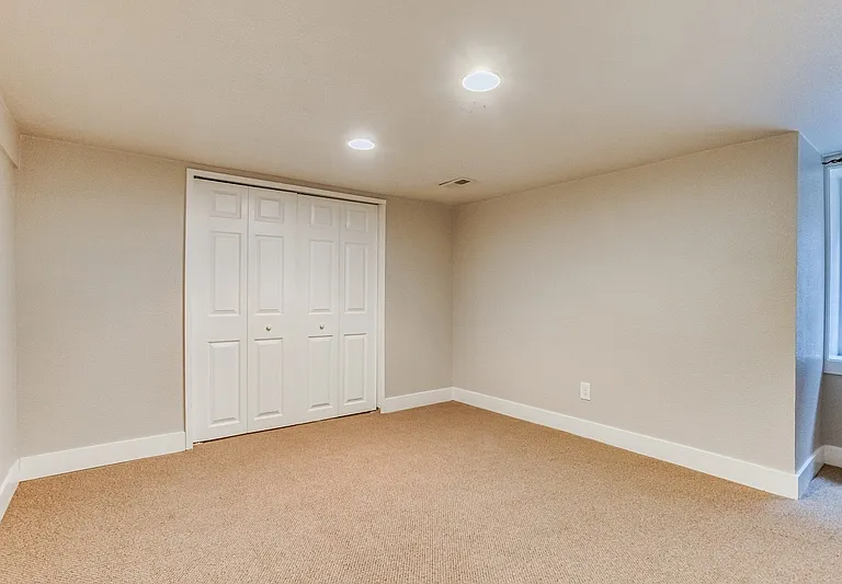 4435 N Clay St — Photo 28