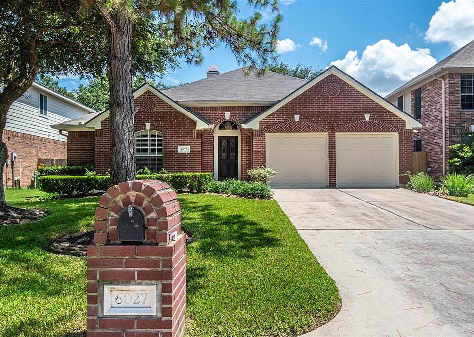 Welcome to this charming 1-story brick home in the master-planned community of Windrose!