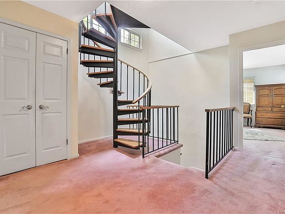 2nd image of 402 Tamarack Ln