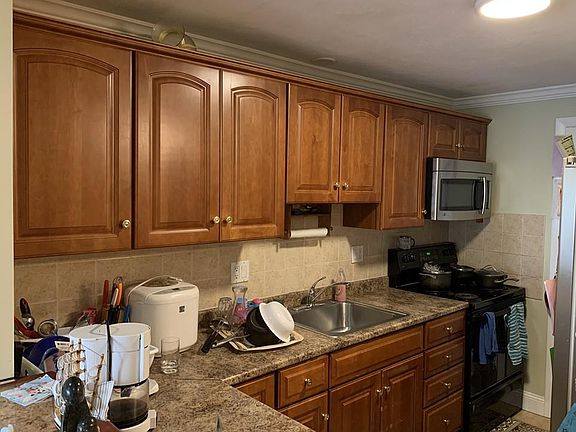 4th image of 200 Governors Dr APT 33