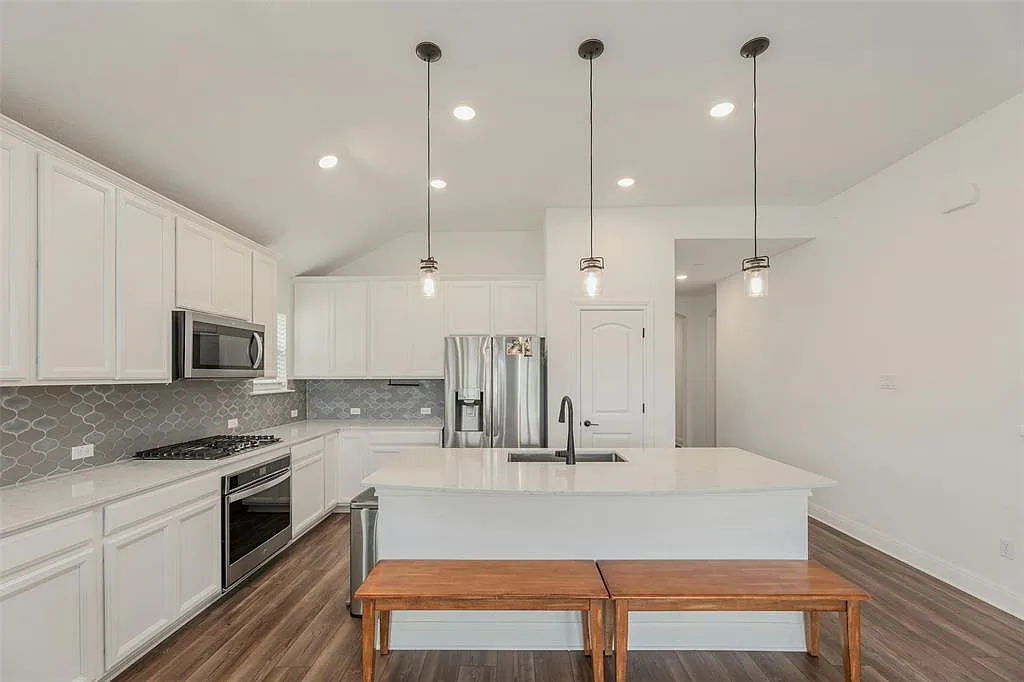 4 bed, 2.0 bath, 1988 sqft, $2,350 — Photo 4