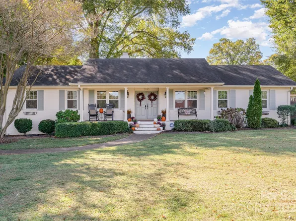 7030 Delta Lake Dr, Charlotte, NC 28215
