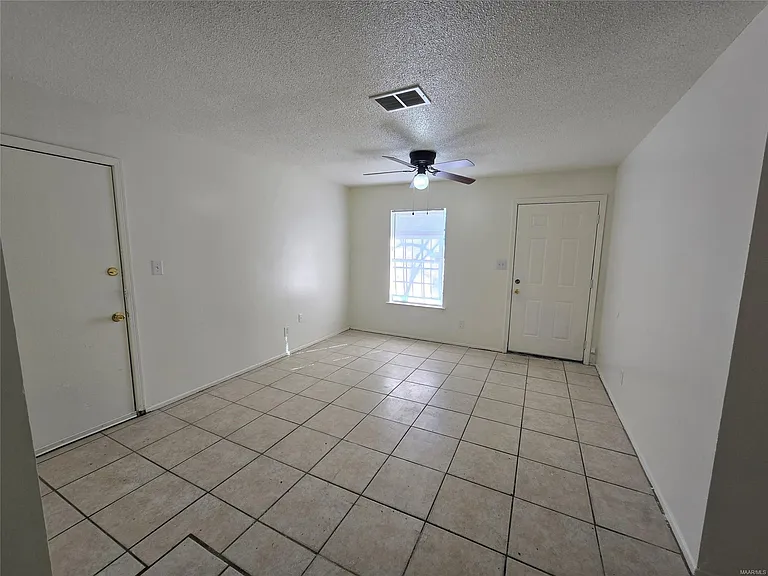 412 Edward St — Photo 2