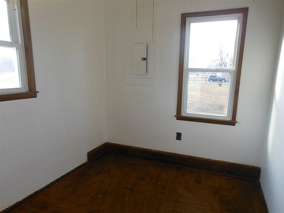 4th image of 606 W Main St
