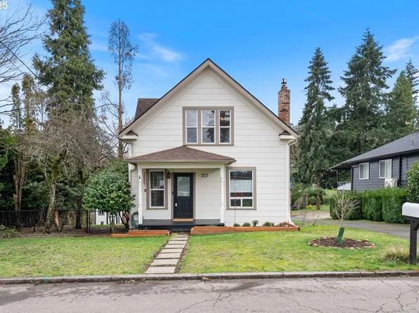 213 Cherry St, Silverton, OR 97381