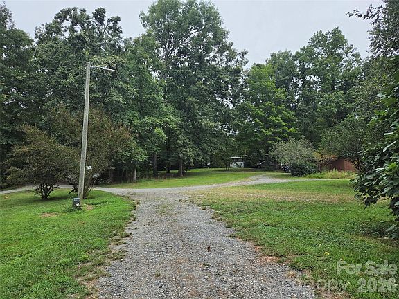 3rd image of 26 Den Ln