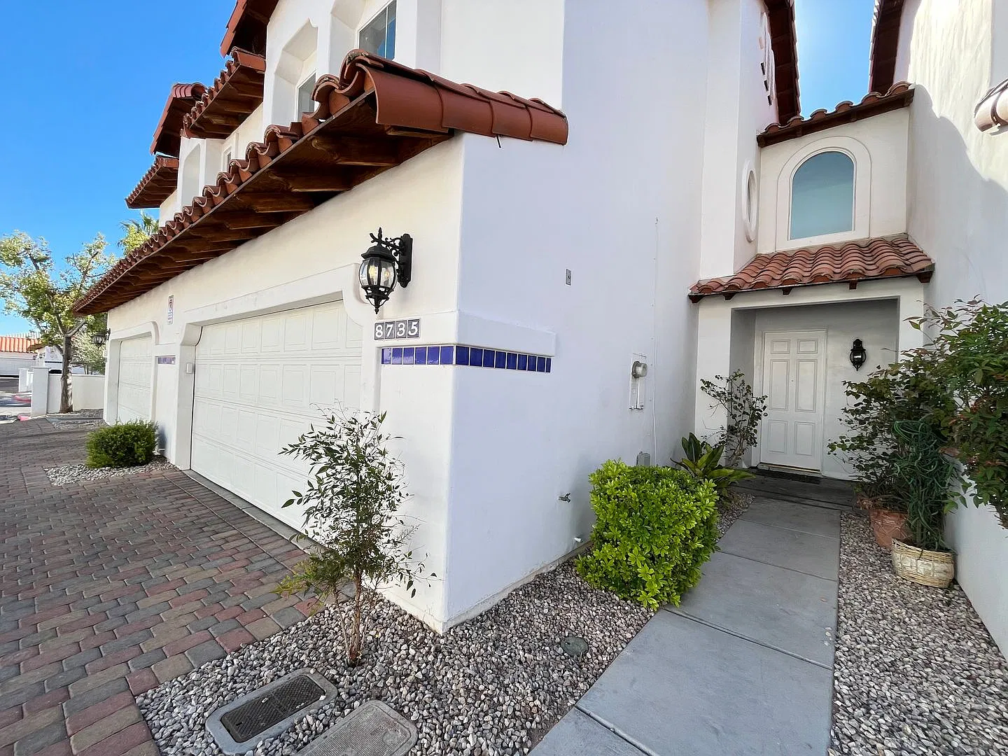 Townhouse 3 Bedrooms 2.5 Bathrooms in Gated Community! — Photo 2