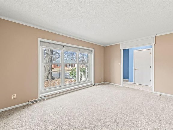 5th image of 6915 N Woodland Ave