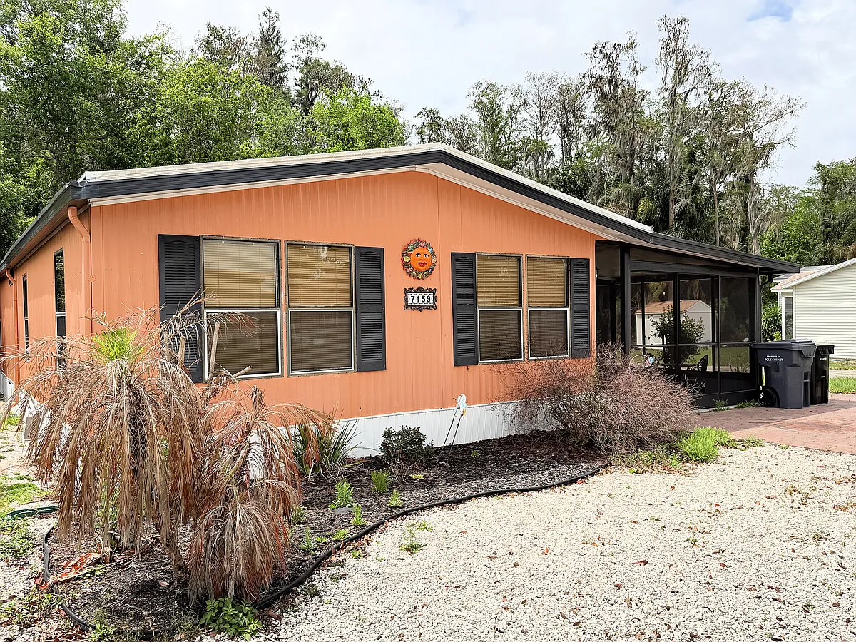 Plenty of parking - 7139 Alamanda Blvd W
