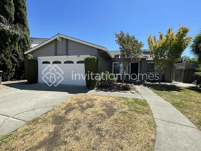 907 Whitney Ave — Photo 1
