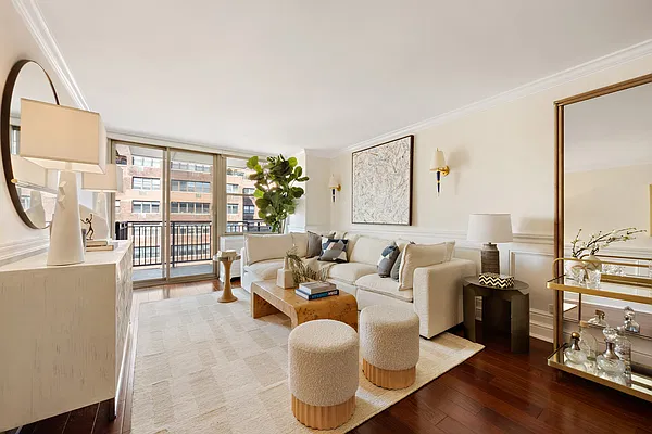 Living room, photo 2