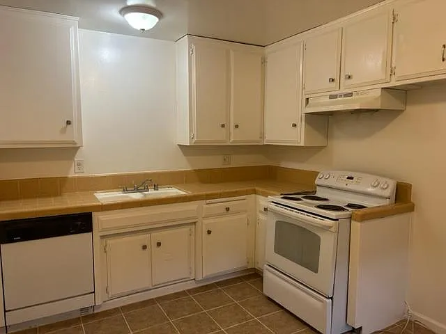 2616 N Half Moon Dr — Photo 4