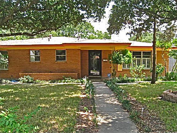 2nd image of 1021 Coral Pl