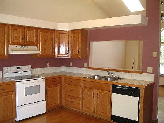 Eat-in Kitchen with beautiful hardwood flooring!