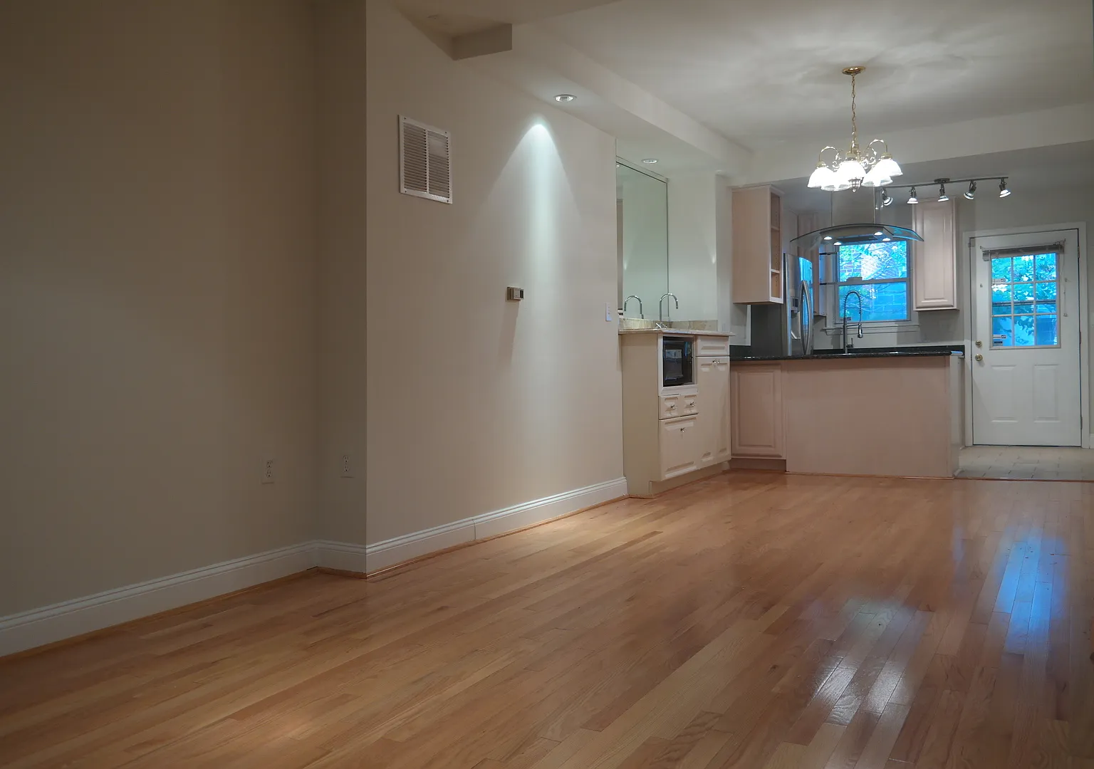 Charming 2 Bedroom/1 Bathroom Townhome in Washington Village, MD! — Photo 3