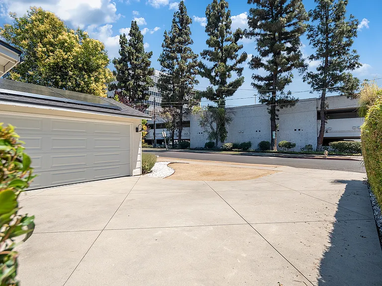 14527 Addison St — Photo 27