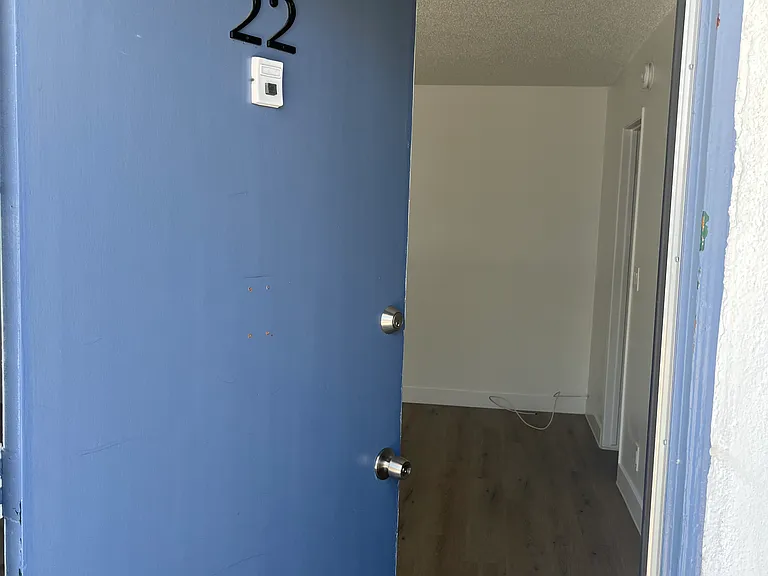 5548 Yarmouth Ave #8 — Photo 10