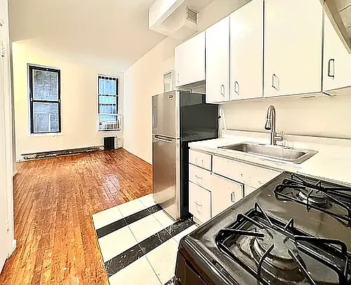 370 W 52nd St #2C Photo 1
