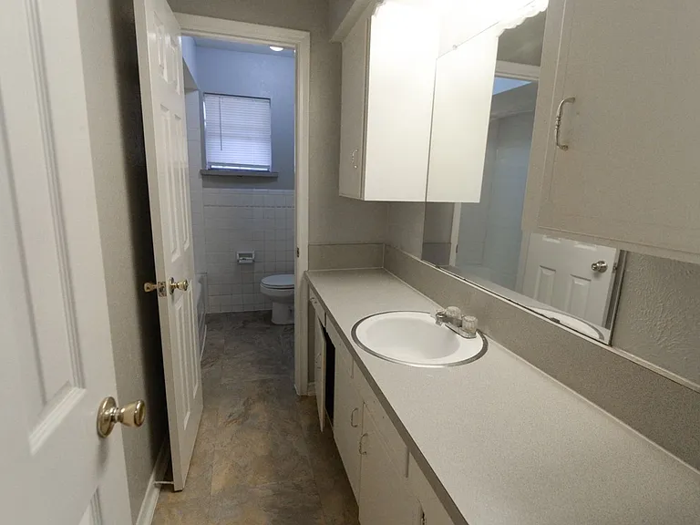 614 N Young Blvd — Photo 8