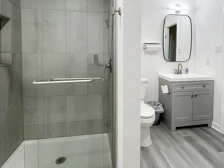 Full bathroom for bedrooms 4, 5 & 7