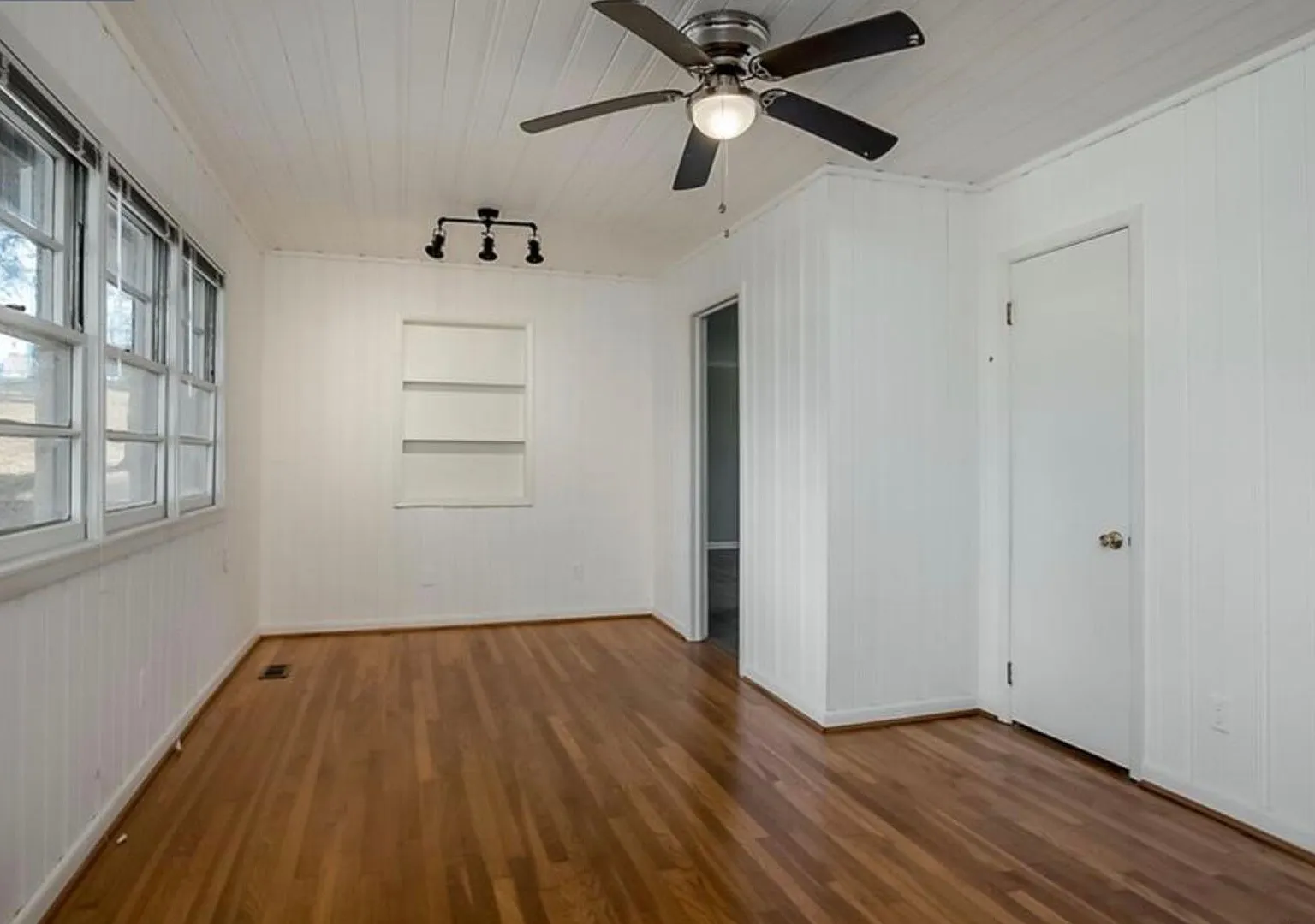 3 bedroom, 2 bath - with a huge backyard and a walk in basement — Photo 3