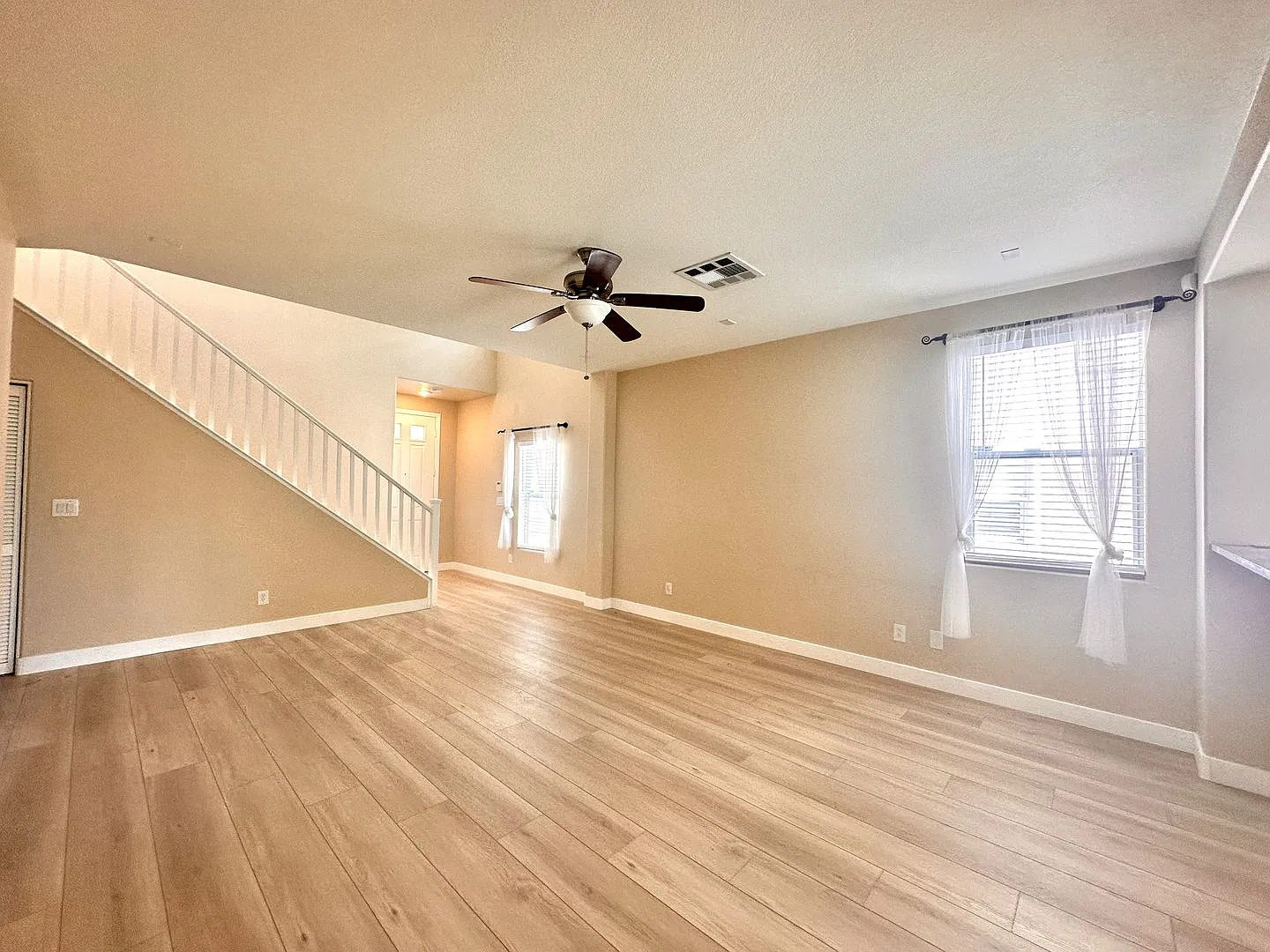 Renovated 3 bedroom Summerlin home with the Master Bed & Bath located downstairs! — Photo 4