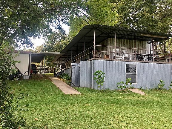 I put this photo here so that the next one will make sense. This is a shot of the back porch which has a really nice storage area under it with a concrete pad.