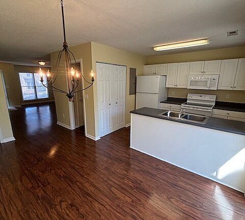 4th image of 750 Camelot Ln