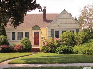 93 Crowell St, Hempstead, NY 11550