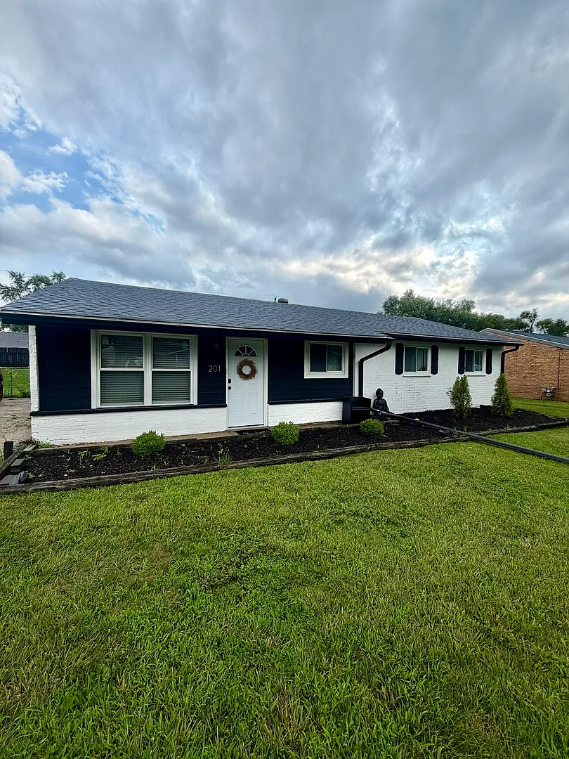 4 bed, 1.5 bath, 1162 sqft, $2,800 — Photo 1