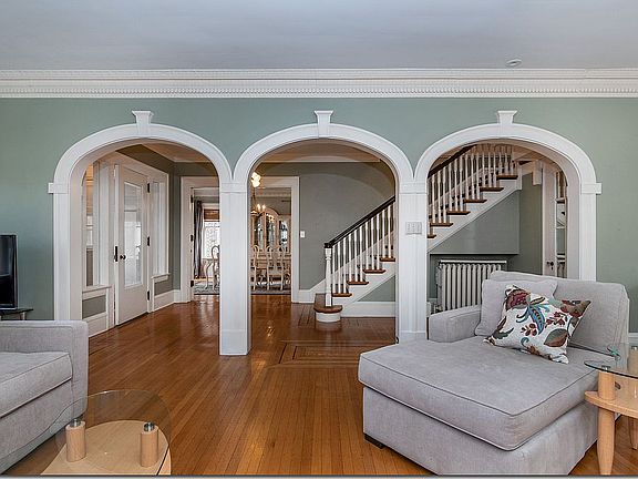 3rd image of 2548 Euclid Heights Blvd