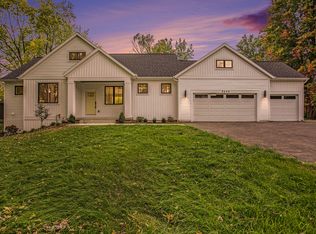 5644 Cascade Rd, Grand Rapids, MI 49546