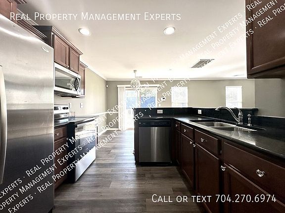 2nd image of 206 Oakton Glen Ct